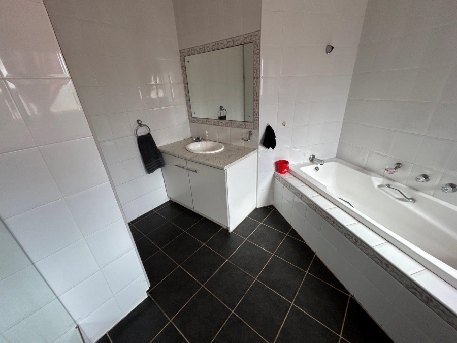 6 Bedroom Property for Sale in Wavecrest Eastern Cape